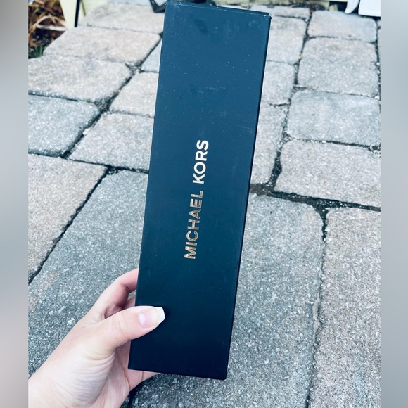 Micheal Kors EXCLUSIVE Water Bottle - Picture 3 of 5